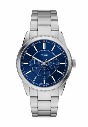 Montre en acier inoxydable argenté avec un cadran bleu, trois sous-cadrans et des index de marqueurs d'heure. Présente une lunette texturée et un bracelet à maillons.