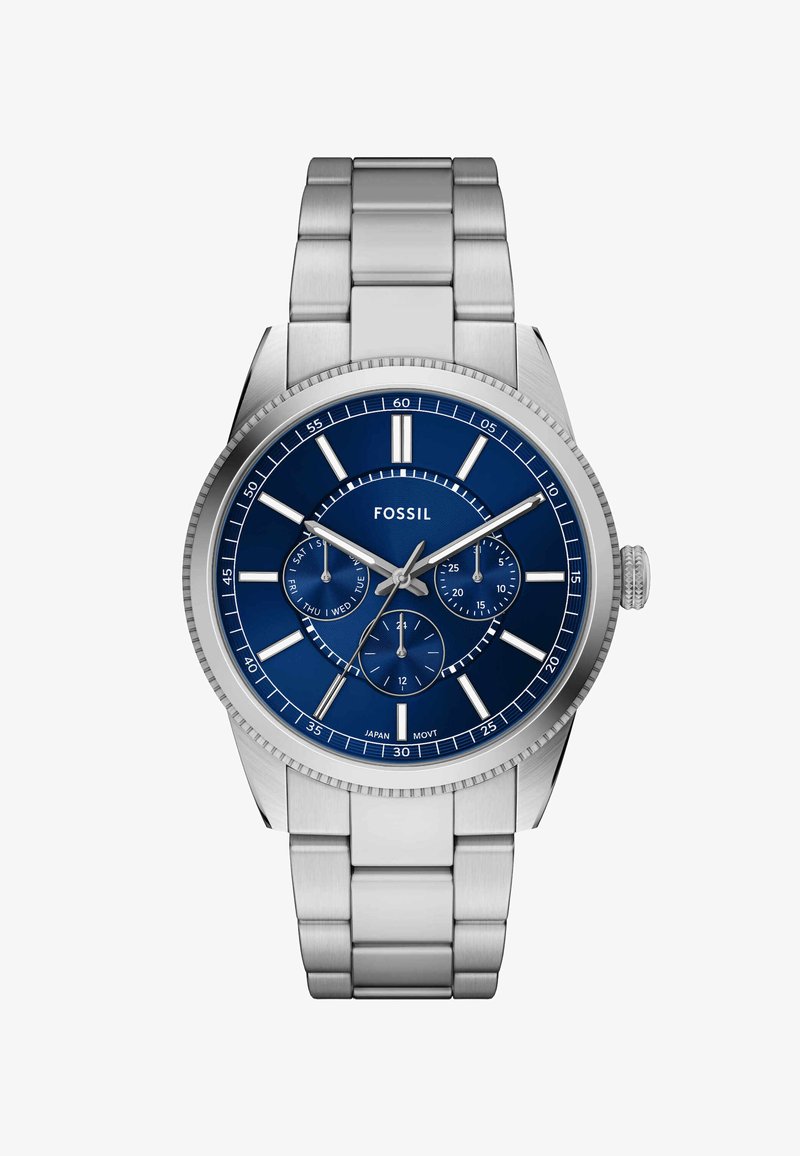 Montre en acier inoxydable argenté avec un cadran bleu, trois sous-cadrans et des index de marqueurs d'heure. Présente une lunette texturée et un bracelet à maillons.