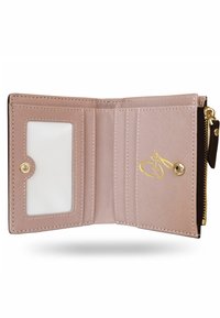 Rosa plånbok med en strukturerad yta, som har flera kortfack, ett genomskinligt ID-fönster och en guldfärgade knäppning. Dragkedjefack på sidan.