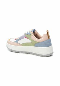 Sneaker multicolore con una base bianca, caratterizzato da varie texture: pannelli rosa, verdi, blu e grigi. Suola bianca spessa, design con punta rotonda.