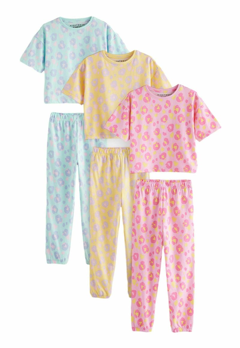 Quattro set di pigiami in colori pastello: blu, giallo e rosa. Ognuno presenta una stampa leopardata a pois, maniche corte e cinture elastiche.