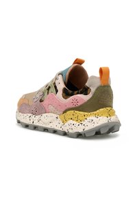 Flerfärgad sneaker med blandade material: beige, rosa, grön och gula accenter. Spräcklig sula med texturerat övre och mönstrad foder.