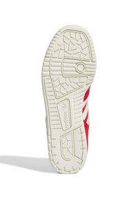 Zapatilla roja con diseño de rayas blancas; cuenta con una suela de goma blanca texturizada con intrincados patrones de tread y sección de talón redondeada.