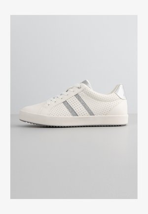 Baskets blanches avec des accents argentés. Présentent un design perforé, un devant lacé et une semelle texturée grise. Un onglet de talon métallique ajoute du détail.