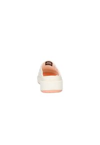 Sneaker bianco con un design solido, retro texturizzato e suola in gomma rosa. Presenta un'etichetta con logo all'interno della zona del tallone.