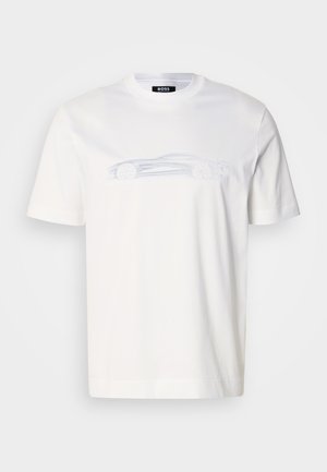 Wit katoenen T-shirt met een subtiel, lichtblauw autodesign aan de voorkant. Klassieke ronde hals en korte mouwen. Soepele textuur.