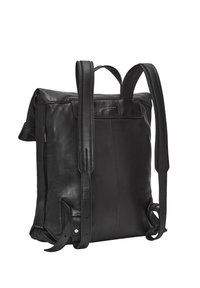 Zaino in pelle nera con spallacci regolabili, forma rettangolare e texture liscia. Presenta un design minimalista e un logo del marchio sottile.
