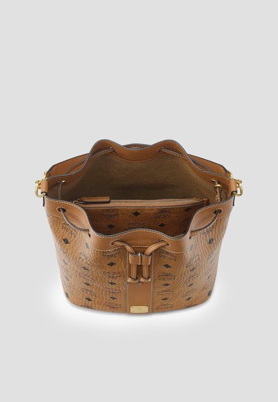 Bruine leren bucketbag met zwarte logopatronen, trekkoordsluiting en een binnenvak met rits, open weergegeven tegen een grijze achtergrond.