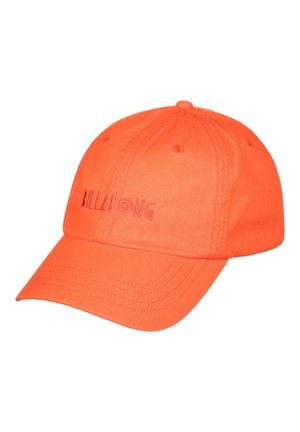 Jasno pomarańczowa czapka bejsbolowa z zakrzywionym daszkiem i wyhaftowanym logo Billabong z przodu, przedstawiona na białym tle.