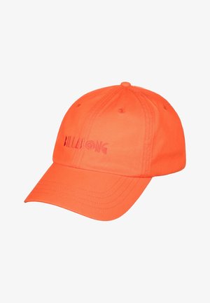 Gorra de béisbol naranja brillante con visera curva y logo de Billabong bordado en la parte delantera, mostrada sobre un fondo blanco.