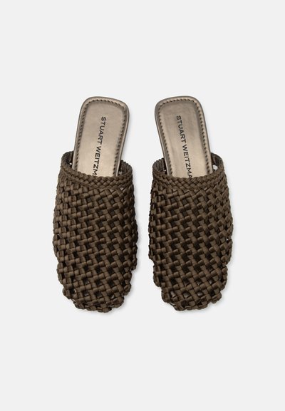 Paire de sandales mules en cuir tressé marron, à enfiler, avec des bouts carrés et des semelles intérieures estampillées Stuart Weitzman.