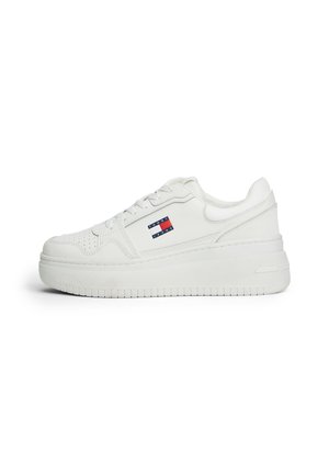 Weiße Ledersneaker mit flacher Sohle, perforierten Details, einem Markenlogo in Rot und Blau sowie einer strukturierten Gummisohle.