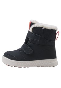 Botas de tobillo de color azul oscuro con forro de pelo sintético, dos correas para un cierre seguro y una suela de goma blanca con un patrón texturizado. Tirador rojo en la parte posterior.
