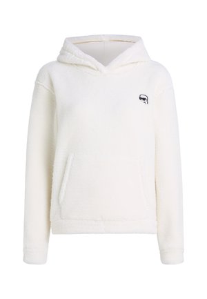 Witte fuzzy hoodie van zacht materiaal, met een voorkantoenet en een klein zwart-wit logo op de linkerbovenkant.