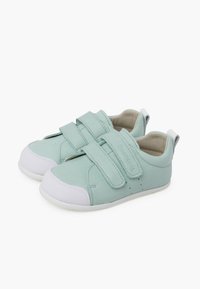 Scarpe in ecopelle verde con due cinturini regolabili in velcro, punta in gomma bianca e suola bianca a contrasto. Presentano dettagli perforati.