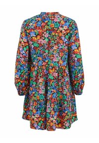 Robe à motifs floraux avec des manches longues, taille froncée et jupe à volants. Présente des couleurs vives incluant le rouge, le bleu, le vert et le rose.