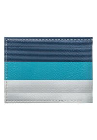 Cartera a rayas en azul, turquesa y blanco con un acabado de cuero texturizado. Presenta un diseño horizontal con acentos de costura.