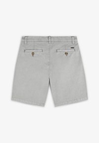 Grijze denim shorts met een rechte snit, voorzien van twee achterzakken en knoopdetail. Schoon, gladde textuur en eenvoudig ontwerp.