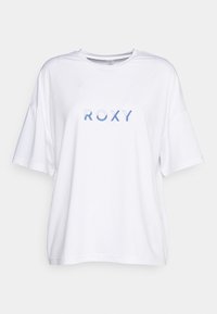 Camiseta blanca de manga corta hecha de algodón con un corte relajado, con 'ROXY' impreso en azul en la parte frontal. Textura suave.