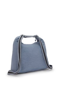 Sininen kangaslenkkipussi, jolla on jämäkkä muoto, varustettuna nyörisulkupäällä ja ristikkäisillä olkahihnoilla, joissa on kontrastivärit. Sujuva pinta, ei näkyvää metalliosaa.