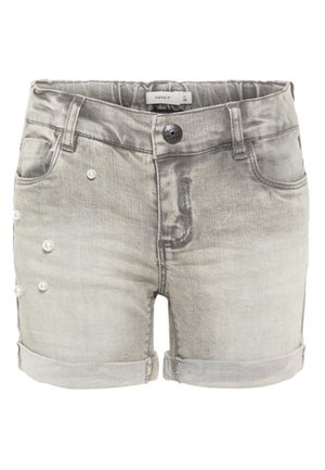 Shorts en denim gris clair avec ourlets roulés, fermeture à bouton et fausses perles le long du côté gauche. Comprend des poches et un éclat subtil.