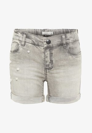 Lysegrå denimshorts med op rullede kanter, knaplukning og kunstperler langs venstre side. Har lommer og en diskret glans.