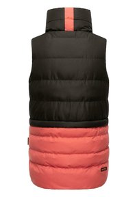 Crni i koraljni bezrukavni puffer prsluk s visokim ovratnikom, kviltanom teksturom, kontrastnim bojama i oznakom branda na donjoj lijevoj strani.