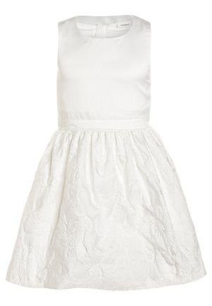 Ärmelloses weißes Kleid mit schlichtem, tailliertem Oberteil und vollem Rock mit subtilen floralen geprägten Mustern.