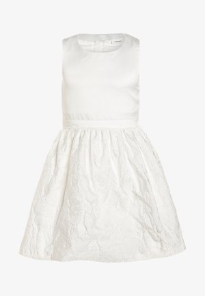 Robe blanche sans manches avec un corsage uni ajusté et une jupe ample présentant de subtils motifs floraux embossés.