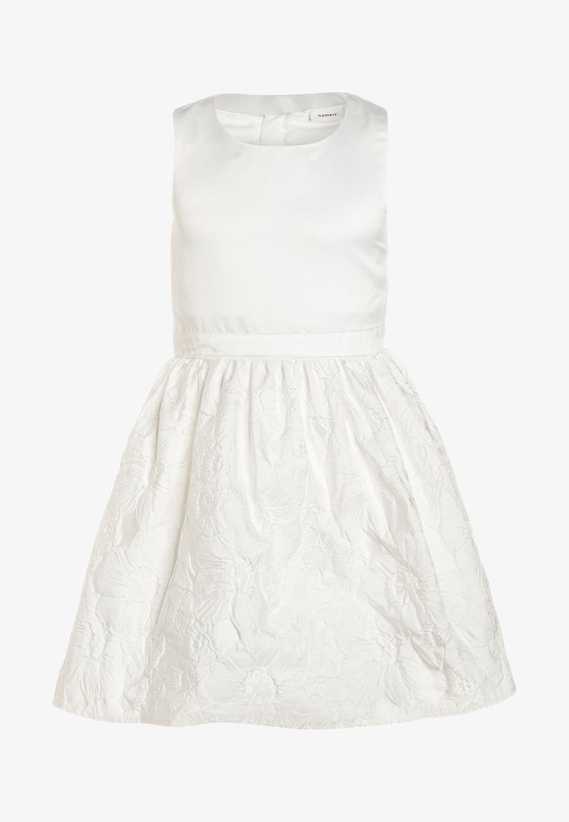 Robe blanche sans manches avec un corsage uni ajusté et une jupe ample présentant de subtils motifs floraux embossés.