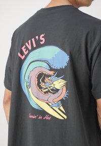 Levi's® VINTAGE FIT GRAPHIC - T-shirts med print - pirate black