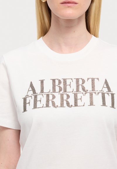 Balta kokvilnas T-kreklu ar uzrakstu "ALBERTA FERRETTI" metāliskos rhinestones, ar apaļu kakla izgriezumu un īsām piedurknēm.