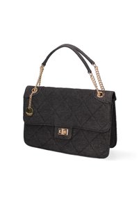 Borsa a tracolla nera trapuntata in tessuto con manici in catena dorata. Presenta una chiusura a patta e un piccolo ciondolo con il marchio attaccato al manico.