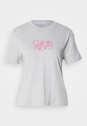 Szara koszulka z krótkim rękawem wykonana z miękkiej bawełny, z stylizowanym różowym logo "Calvin Klein" z przodu. Okrągły dekolt.