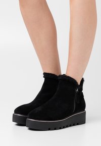 Tamaris Bottines compensées - black