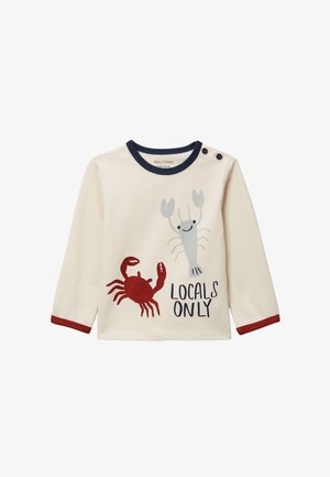 Chemise crème à manches longues pour tout-petit avec col marine, poignets rouges, crabe rouge souriant et homard gris, avec le texte "LOCALS ONLY".