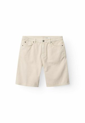 Beiget väriset farkkushortsit suoralla leikkauksella, viidellä taskulla, napillisella suljennalla ja hillityillä ompelutiedoilla. Sileä pinta ja siisti viimeistely.