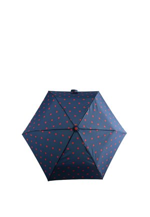 Granatowy parasol z czerwonymi wzorami serc równomiernie rozmieszczonymi na jego czaszy, widziany z góry ukazujący jego sześciokątny kształt.