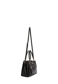 Borsa a tracolla in pelle nera con doppi manici e tracolla regolabile. Caratterizzata da una tasca anteriore con zip e accessori in ottone dorato.