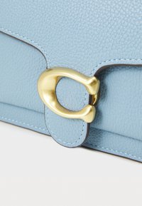 COACH TABBY CHAIN CLUTCH - Delninukė - blue