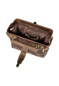 Braune Ledertasche mit bronzefarbenem Zubehör, strukturiertem Oberflächen, offenem oberen Teil und mehreren Innenfächern. Gefüttert mit einem dunkelbraunen gemusterten Stoff.