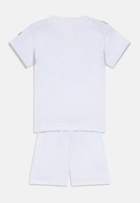 Weißes Baumwoll-T-Shirt mit rundem Halsausschnitt und kurzen Ärmeln, kombiniert mit passenden Shorts mit elastischem Bund.