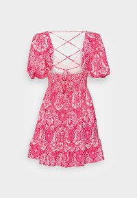 Růžové šaty se vzorem, puffovými rukávy, nařaseným pasem a křížovým detailem na zádech. Obsahují květinové a paisley vzory po celém povrchu.