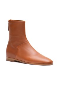 Braune Leder-Ankle-Boots mit glatter Textur, spitzem Zehenbereich und seitlichem Reißverschluss. Die Sohle ist aus Holz und bietet einen subtilen Kontrast.