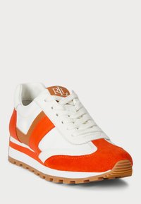 Sportiniai sportbačiai su balta odine viršutine dalimi, oranžinės zomšinės detalės, smėlio spalvos elementai ir tekstūruotas gumos padas. Su raišteliais ir logotipu ant liežuvėlio.