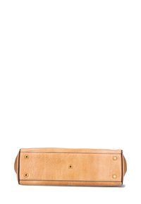 Borsa in pelle marrone chiaro con forma rettangolare, dotata di fondo rinforzato con piedini metallici, cuciture visibili e una texture liscia e opaca.