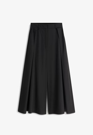 Czarne spodnie o szerokich nogawkach z wysokim stanem, szlufkami na pasek, plisami z przodu i ukrytym zapięciem z przodu, prezentowane na białym tle.