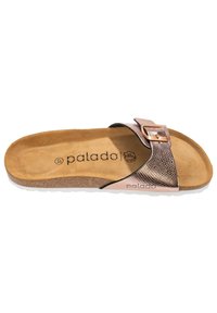 Sandal brown con una fascia larga che presenta un accento bronzo testurizzato e una fibbia. Sottopiede morbido marrone su una suola bianca con fondo testurizzato.
