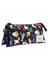 Estuche de lápices de tela negra con personajes coloridos de Looney Tunes, cierre de cremallera y un parche con logo. Superficie texturizada con patrones claros.