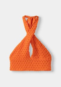 Top halter de ganchillo en un vibrante color naranja, con un diseño único retorcido y un frente con llave abierta; tejido texturizado con un patrón ondulado.
